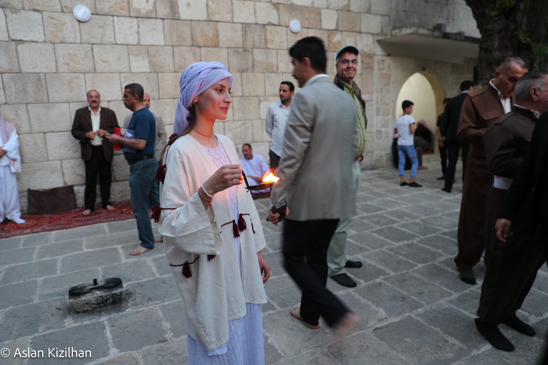Frau bei der Lichtzeremonie