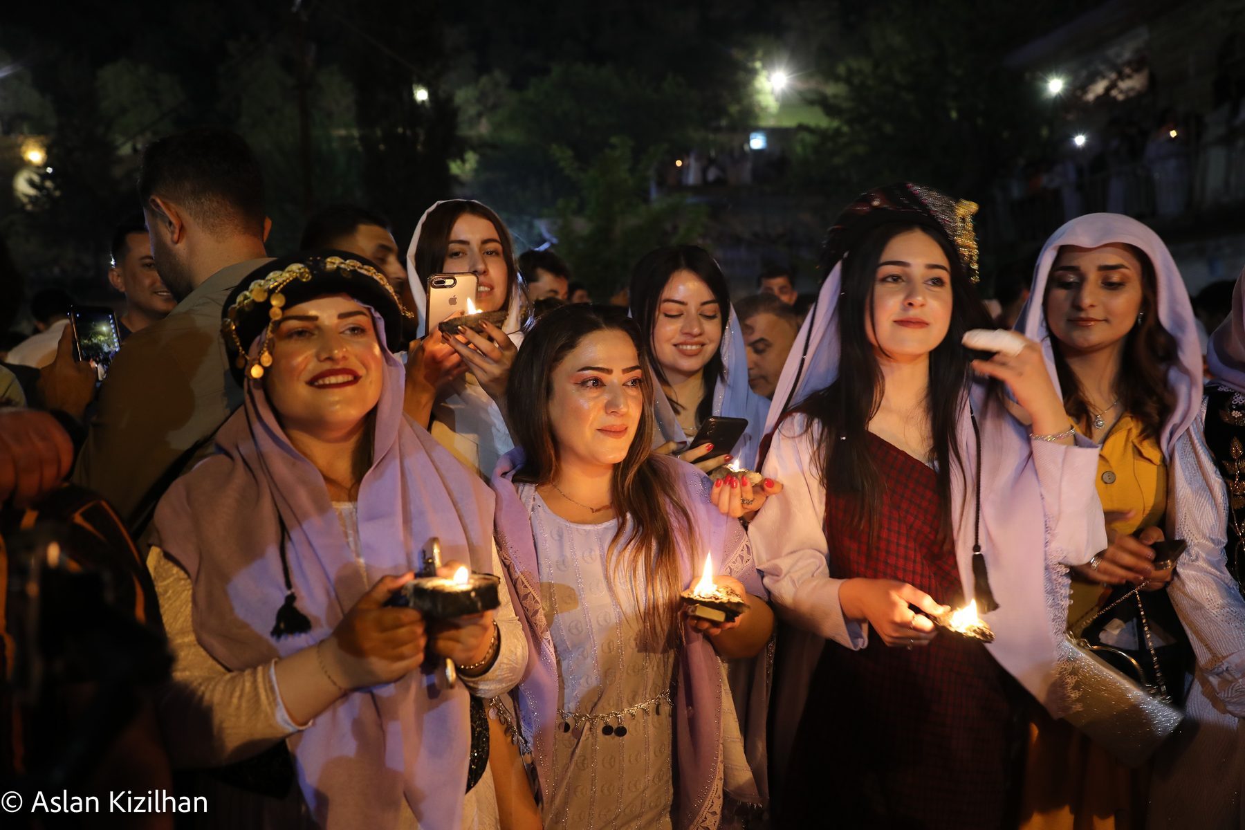 Frauen bei der Lichtzeremonie