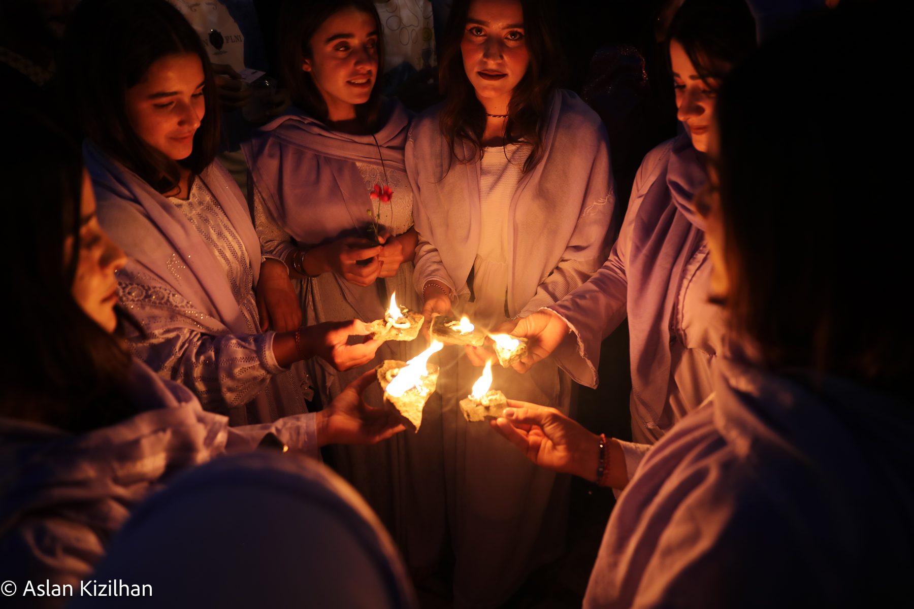 Frauen mit Zeremoniallichtern